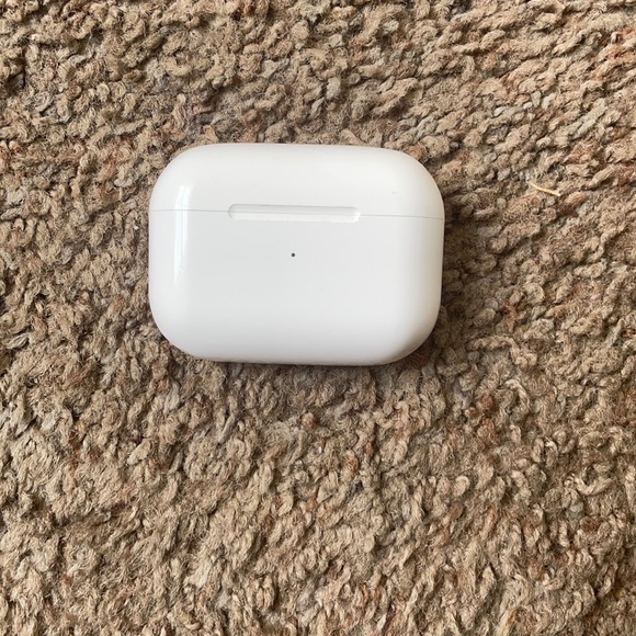 AirPod Pros Charging Case - Picture 1 of 4